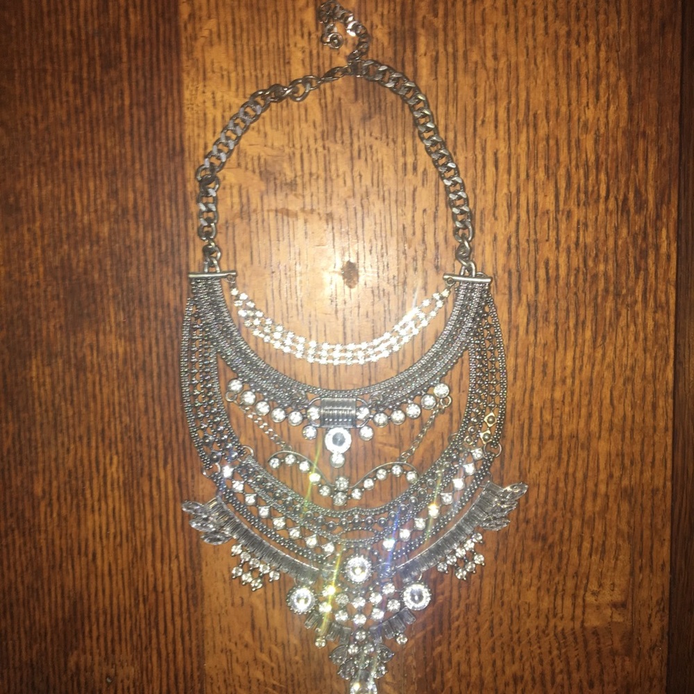 Beautiful Bib Statement Necklace! - Picture 2 of 8